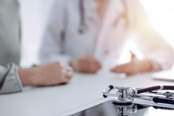 medico-e-paciente-estao-sentados